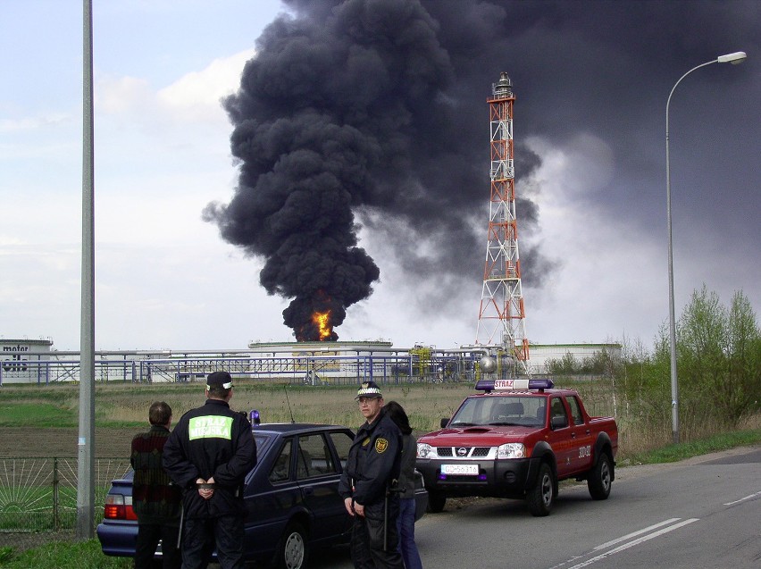 Pożar w Rafinerii Gdańskiej. 19 lat temu zapalił się zbiornik. Zginęło trzech pracowników. 11-godzinna akcja we wspomnieniach strażaków