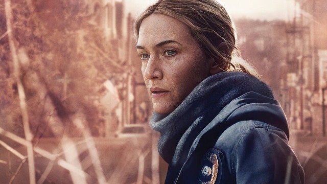 Mare z EaasttownNowy serial HBO podąża śladami policjantki z małego miasteczka w Pensylwanii (Kate Winslet) podczas prowadzonego przez nią śledztwa w sprawie morderstwa. Premiera 19 kwietnia. Serial opowiada o Mare Sheehan (w tej roli Kate Winslet), policjantce z małego miasteczka w Pensylwanii, która prowadzi dochodzenie w sprawie miejscowego morderstwa, mierząc się jednocześnie z rozpadającym się na kawałki jej własnym życiem. Historia zagłębia się w mroczne strony zżytej z sobą społeczności i podejmuje próbę analizy tego, jak rodzinne i dawne tragedie mogą definiować naszą teraźniejszość. Serial możecie już oglądać na HBO GO. mat. prasowe HBO GO