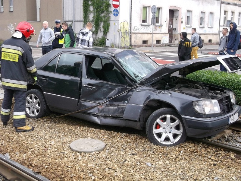 Wrocław: Wypadek na Pułaskiego. Zderzenie tramwaju z samochodem (ZDJĘCIA)