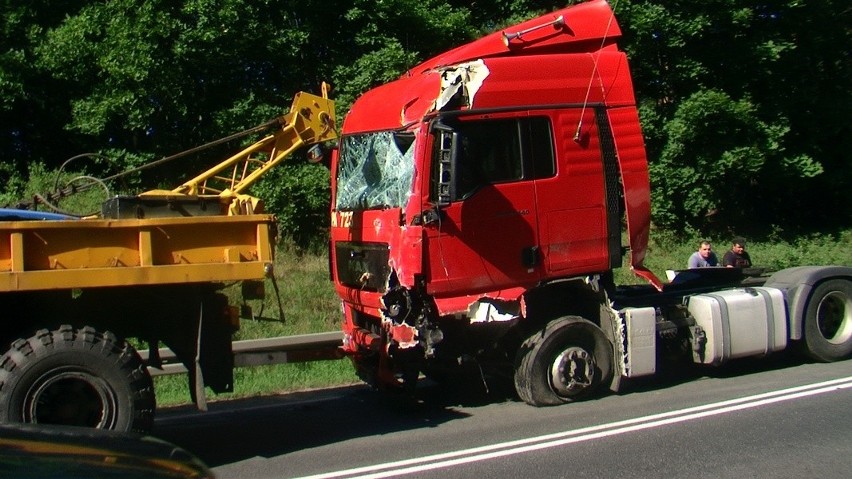 Zderzenie dwóch ciężarówek w Klęczkowie [zdjęcia, wideo]