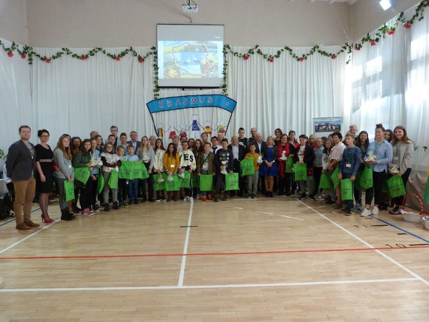 Uczniowie z Hiszpanii, Litwy, Rumunii i Słowacji opanowali szkołę w Oblęgorku. Co tu robili? [ZDJĘCIA]