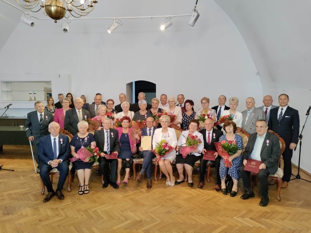 Siedemnaście par odznaczono w gminie Szydłowiec za długoletnie pożycie małżeńskie.
