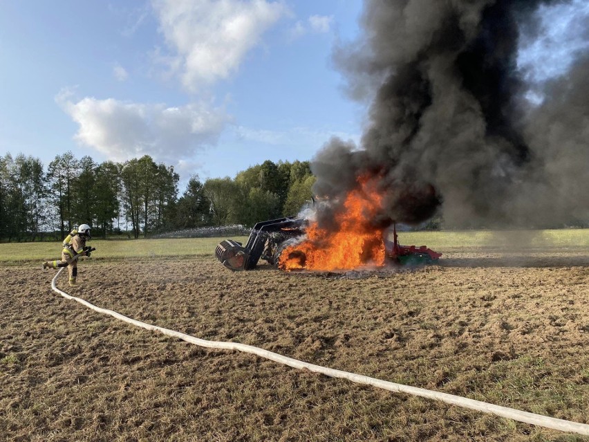 Ciągnik spłonął na polu w okolicach miejscowości Rutki