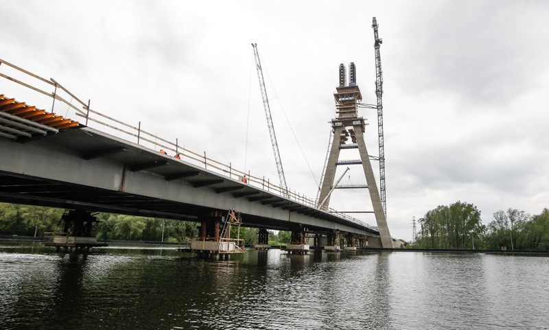 Budowa mostu na Załężu - montowanie rdzenia pylonu.