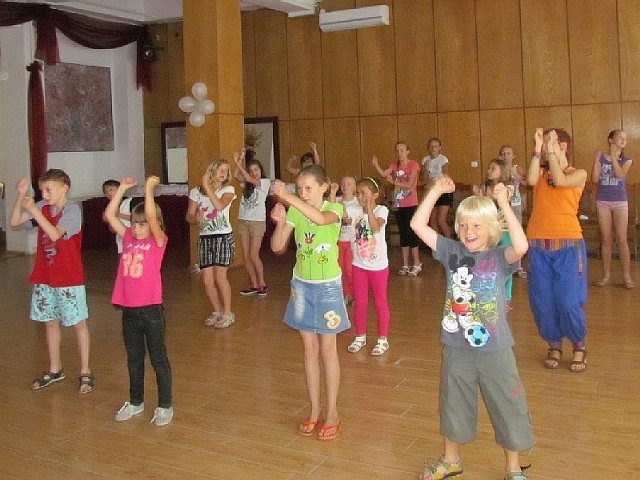 Dzieciaki, pod kierunkiem studentek, nauczyły się m.in. choreografii do ulubionej wakacyjnej piosenki