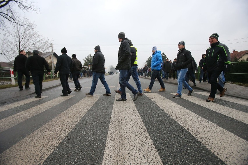 Górnicy kopalni Krupiński w Suszcu blokowali drogę...