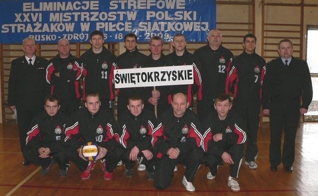Reprezentacja świętokrzyskich strażaków walczy w Busku Zdroju o awans do finału XXVI Mistrzostw Polski w siatkówce.