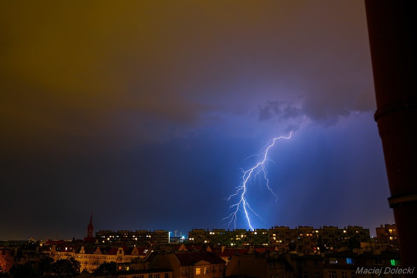 Nocna burza z piorunami we Wrocławiu. Zobacz zdjęcia. Jak będzie dziś? [GDZIE JEST BURZA]
