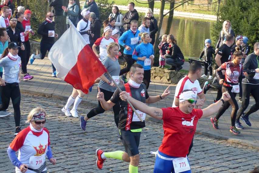 Zawodnicy rywalizowali na dwóch dystansach - biegu główny na...