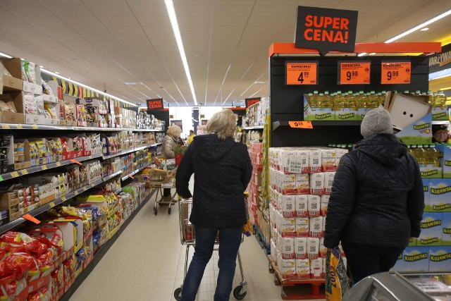 Do świąt Bożego Narodzenia pozostało już kilka dni. Ostatnie przedświąteczne zakupy będzie można zrobić jeszcze w Wigilię.