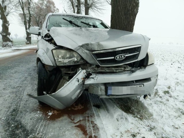 Dwie kolizje na śliskich drogach w powiecie rawickim. Do jednej doszło koło Jutrosina, do drugiej na S5