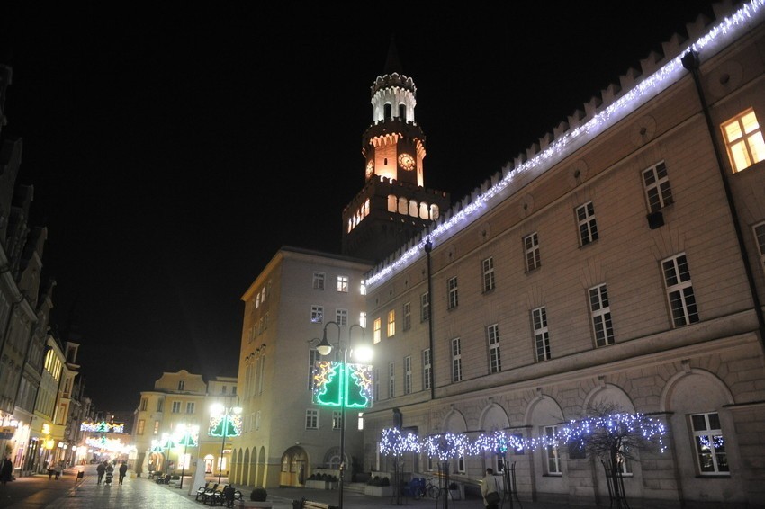 Świetlne girlandy pojawiły się na fasadzie ratusza i...