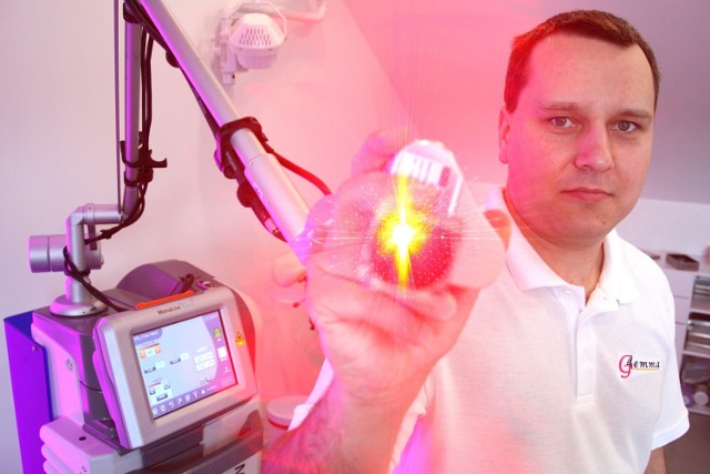 Michał Jarosiński, ginekolog z Centrum Medycyny Intymnej Gemma prezentuje laser MonaLisa Touch.