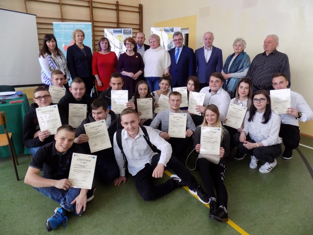 Członkowie OHP - uczniowie Zespołu Szkół Samochodowo - Usługowych w Skarżysku z certyfikatami poświadczającymi udział w zagranicznych praktykach zawodowych.