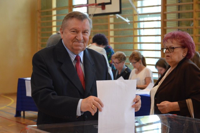 W niedzielę rano głosował Józef Grabowski, były dyrektor szpitala w Ostrowcu Świętokrzyskim, były radny Sejmiku.