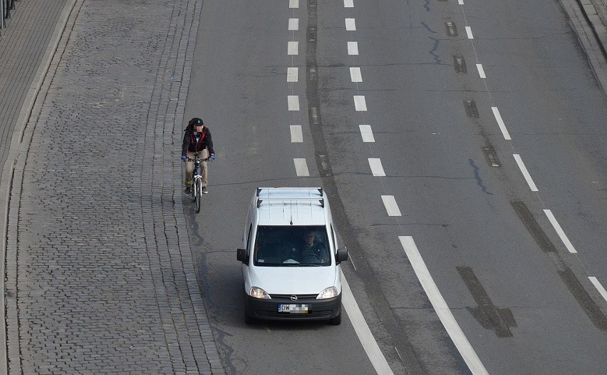 Pas dla rowerów na Kazimierza Wielkiego i duże zamieszanie. Bo oficjalnie go nie ma (ZDJĘCIA)