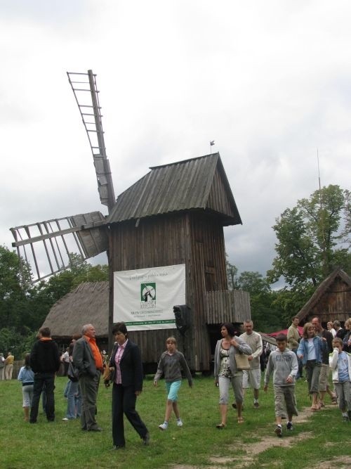 Mieszkańcy i turyści chętnie odwiedzają ciechanowieckie Muzeum Rolnictwa i skansen. Tym bardziej cieszy wiadomość, że ciekawych zabytkowych eksponatów wciąż tu przybywa.