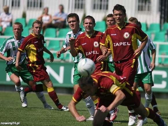 Piłkarze Izolatora Boguchwała (bordowe koszulki) na inaugurację sezonu zagrają u siebie ze Stalą Sanok.
