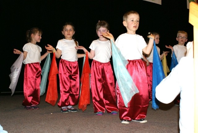 Dzieciaki z Przedszkola nr 1 w Tucholi na scenie Maluchy pięknie wypadły na scenie.