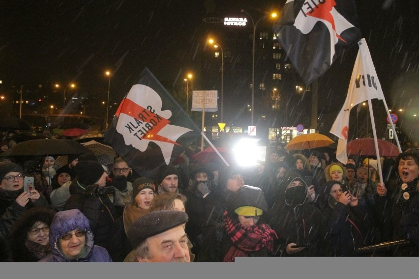 Czarna Środa we Wrocławiu. Protest w Rynku i pod biurami poselskimi 