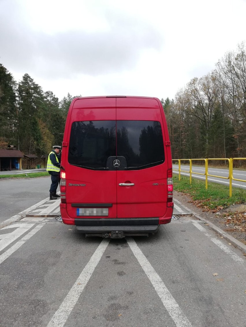 Przewalanka. Litewski bus ważył o dwie tony więcej niż powinien. Interweniowali inspektorzy z WITD w Białymstoku [ZDJĘCIA]