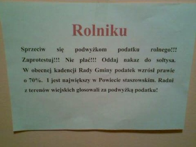 W środę wieczorem takie kartki pojawiły się między innymi w Oględowie. Rolnicy wzywają w nich do niepłacenia podatków. To zdjęcie nadesłał nasz czytelnik.