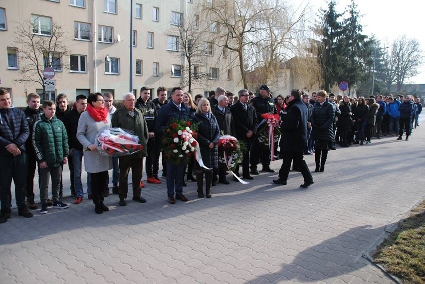 Uroczystości pamięci "Żołnierzy Wyklętych" w Jędrzejowie. Hołd majorowi "Kosowi" i innym bohaterom (ZDJĘCIA)  