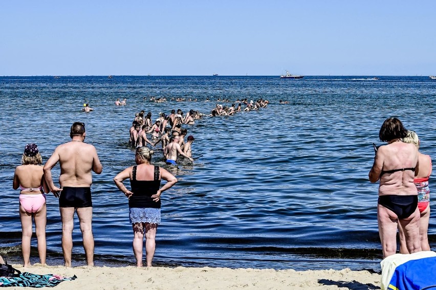 Plażowicze chętnie korzystają z pogody. Ważne, by robili to...