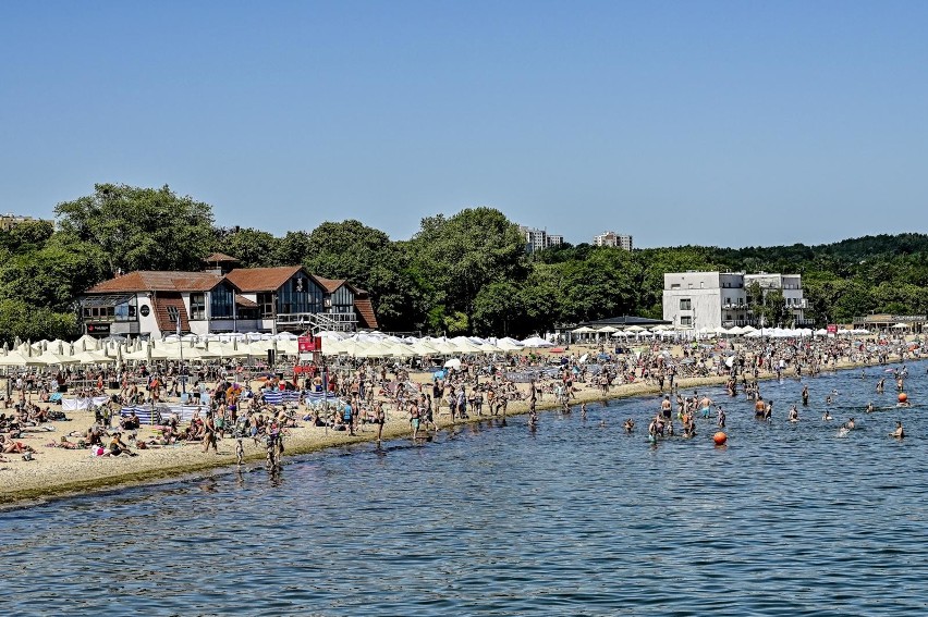 Plażowicze chętnie korzystają z pogody. Ważne, by robili to...