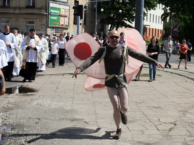 Paweł Hajncel w przebraniu motyla podczas procesji Bożego Ciała w 2011 r.