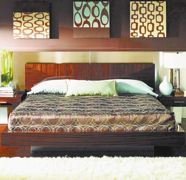 Ekologicznie urządzonej sypialni towarzyszą barwy ziemi i ciepły klimat.