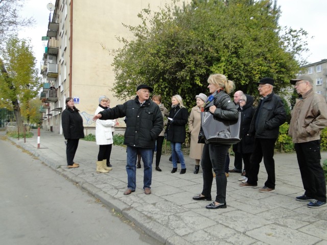 Mieszkańcy bloków przy ulicy Kusocińskiego 1 i 3 sprzeciwiają się mocno planowanej inwestycji w miejscu obecnego parkingu.