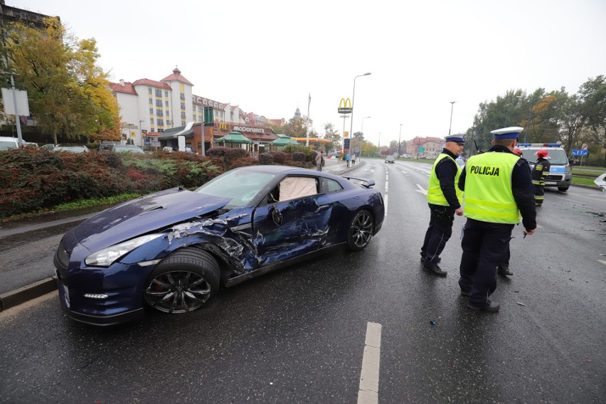Karambol w Bydgoszczy. Kierowca nissana szarżował i spowodował wypadek. Pięć osób trafiło do szpitala [zdjęcia]