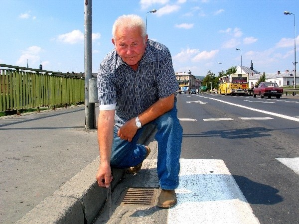 Od 2006 r. Edmund Kajdas stara się o obniżenie krawężników na głównym moście w Przemyślu.
