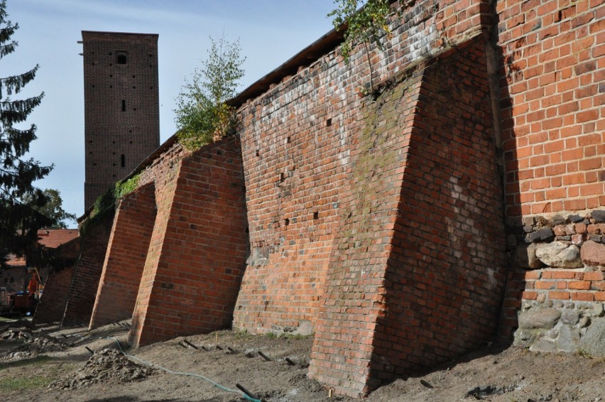 Średniowieczne mury w Byczynie sypią się i pilnie wymagają...