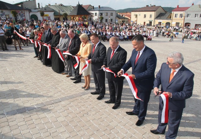 Symboliczną wstęgę przecinało kilkanaście osób.