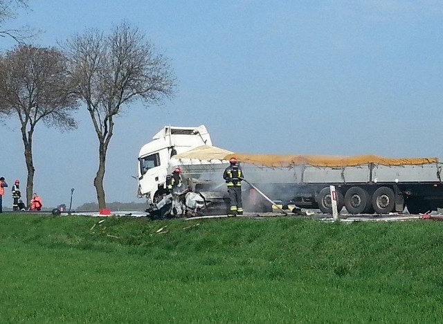 Wypadek pod Brzegiem. Kierowca spłonął w samochodzie