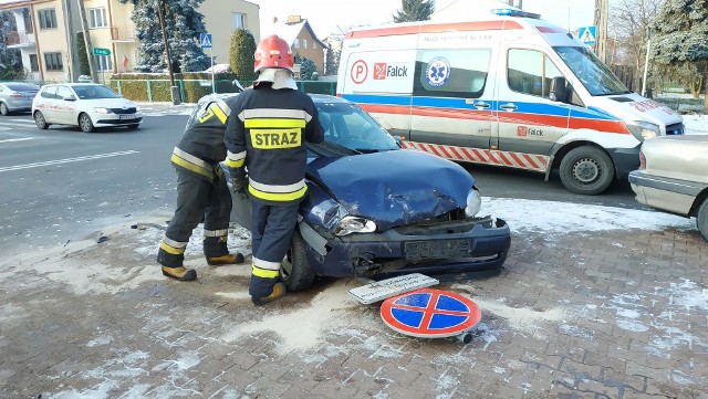 W poniedziałek pod KPP w Łowiczu zderzyły się dwa samochody