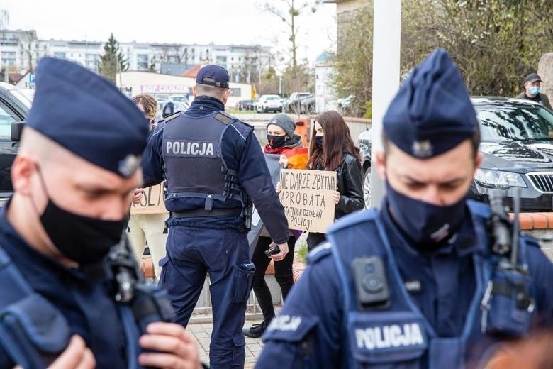 Niepełnosprawna 17-latka wyrzucona ze szkoły katolickiej. Za...