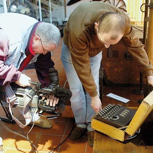 Enigma będąca eksponatem kołobrzeskiego muzeum to cywilna wersja legendarnej niemieckiej maszyny szyfrującej. Filmują ją (od lewej) Ireneusz Grzechowiak i Krzysztof Łangowski.