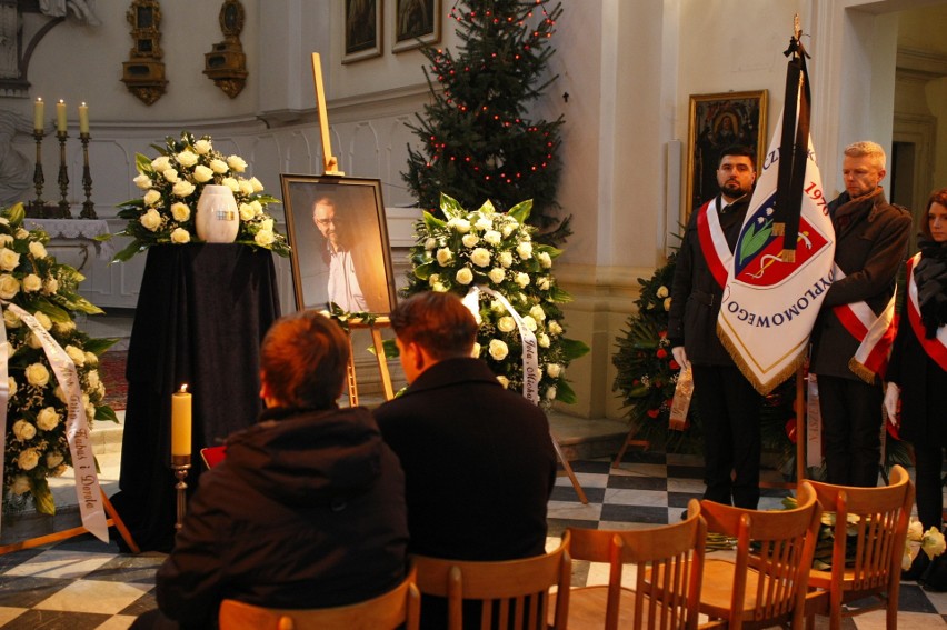 Pogrzeb prof. Romualda Dębskiego [ZDJĘCIA] Ginekolog pochowany na Powązkach. Przed kościołem protestowali działacze antyaborcyjni