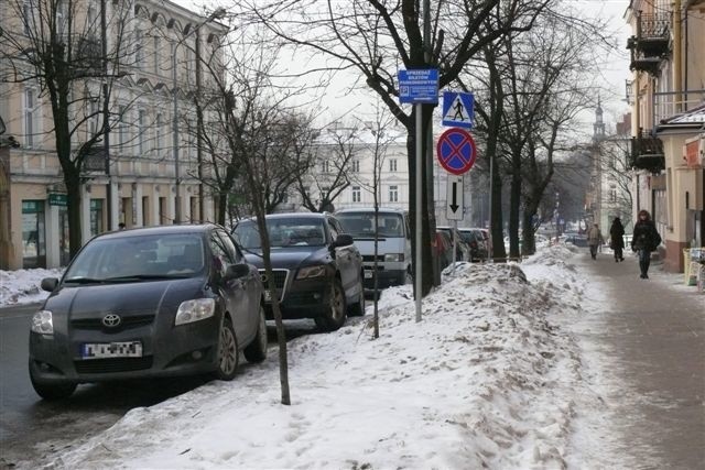 Na ulicy Głowackiego w Kielcach kierowcy parkują samochody mimo zakazu.