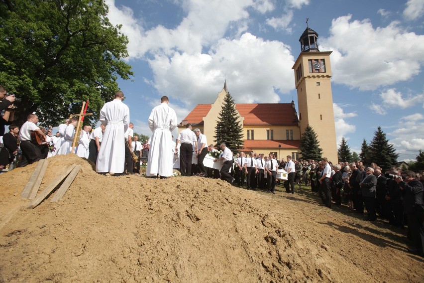 Pogrzeb w Jastrzębiu: Mieszkańcy pożegnali zmarłą rodzinę [LIST POŻEGNALNY]