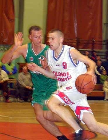 W  II  połowie  Mariusz  Dymacz (nr 10), b. koszykarz Znicza  Jarosław, wyraźnie  "rozkręcił  się"  i zdobył  17 pkt.  Przeszkadza  mu  Grzegorz Płocica.