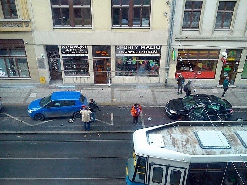 Wrocław: Wypadek na Krupniczej. Tramwaj wykoleił się i uderzył w samochody. Są ranni (ZDJĘCIA, FILM)
