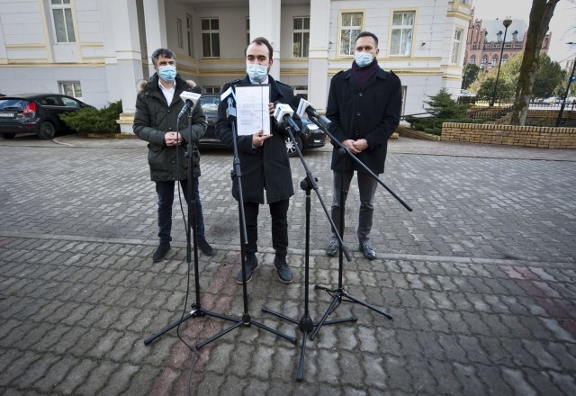 - Jedyną moją winą jest to, że jako radny Rady Miejskiej patrzyłem na ręce sanepidowi i policji podczas interwencji w Sizarze - podsumował radny Błażej Papiernik.