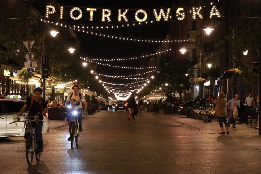 Na Piotrkowskiej tłumy. Ostatni taki ciepły weekend w Łodzi. W ogródkach i pubach mnóstwo gości! 