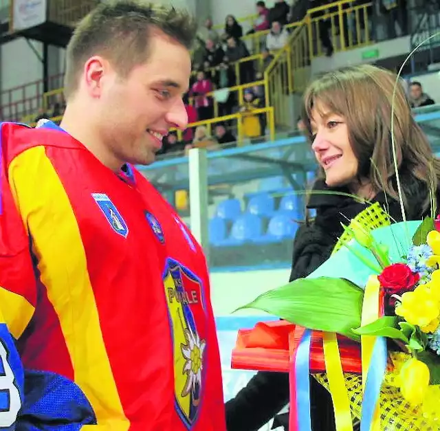 Tomasz Rajski odebrał z rąk  Agaty Michalskiej kwiaty i koszulkę
