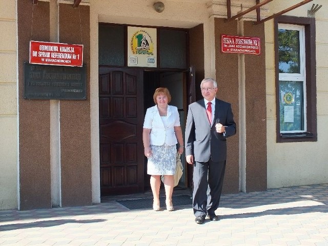 Poseł Krzysztof Lipiec z żoną głosowali przed południem w Obwodowej Komisji ds. Referendum nr 1.