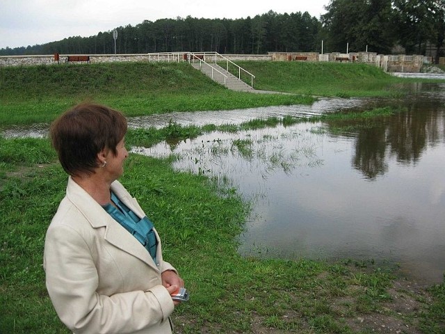 Barbara Derlatka, sekretarz Urzędu Miasta i Gminy Wąchock z niepokojem spogląda na Kamienną